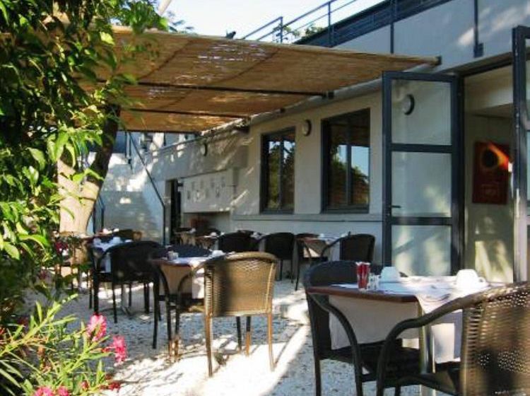 Hotel Canal Aigues Mortes Gard