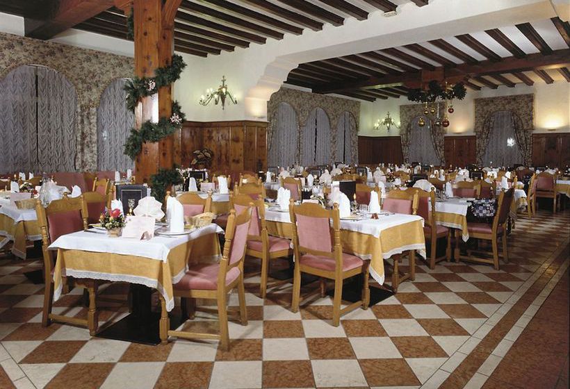 Schloss Hotel & Club Dolomiti Canazei