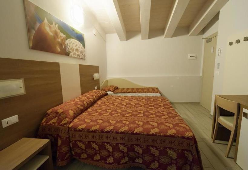 Hotel Mondial  | Pinarella | Ravenna | Italia 1