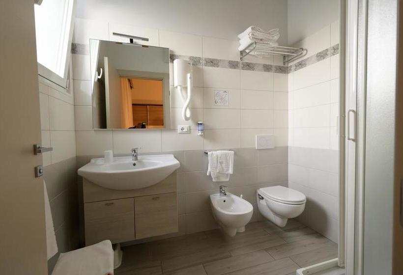 Hotel Mondial  | Pinarella | Ravenna | Italia 7