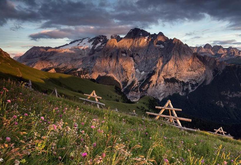 Hotel Rifugio Sass Becè Canazei Trento