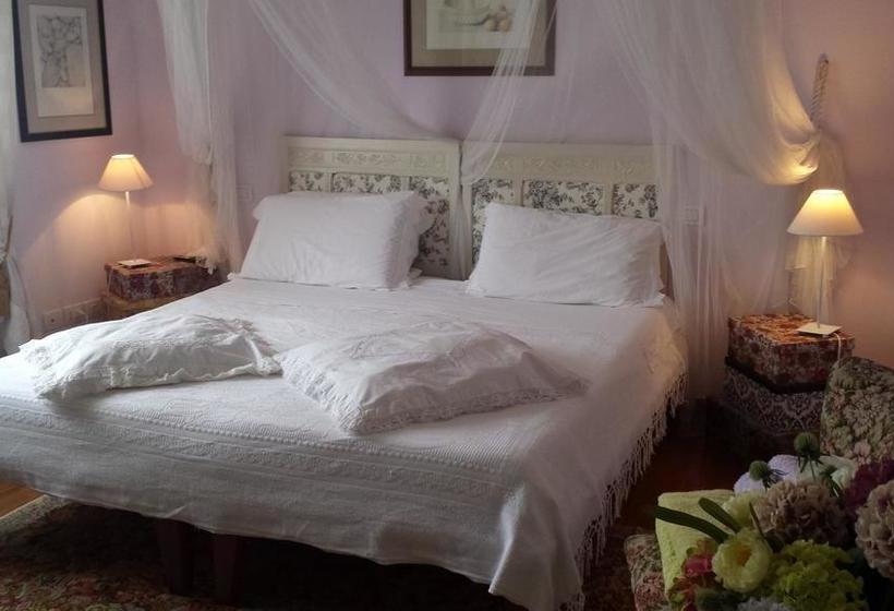 Bed and Breakfast Teapot House