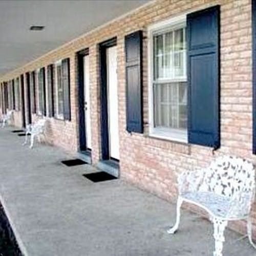 Hotel Budget Host Three Crowns Motor Lodge 