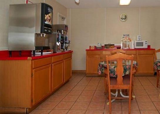 Hotel Econo Lodge Inn & Suites East   | Matthews | North Carolina | United States