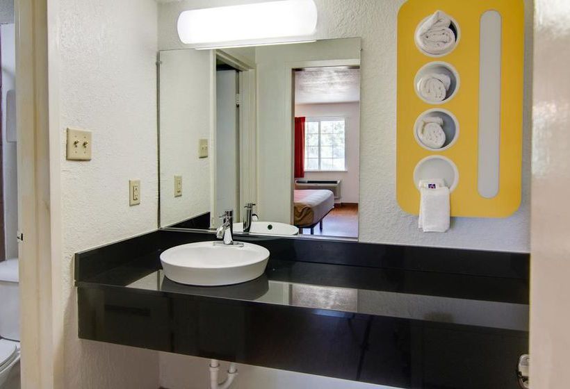 Hotel Executive Inn & Suites 