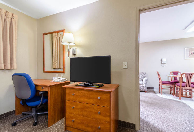 Hotel Econo Lodge Inn & Suites Overland Park  | Overland Park | Kansas | United States 19