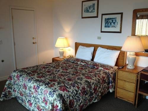 Cozy Cove Beachfront Resort 