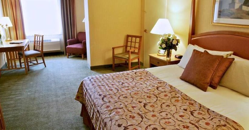 Water's Edge Inn & Resort 