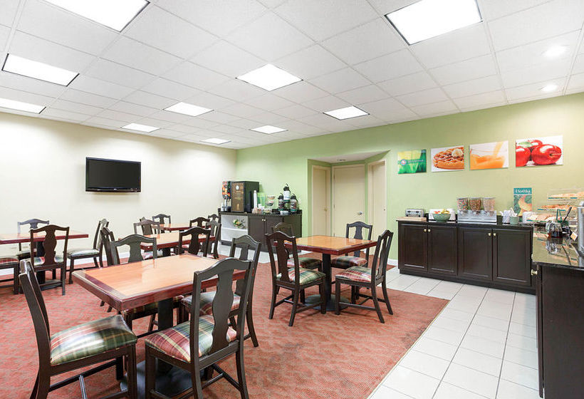 Hotel Quality Inn & Suites at Six Flags