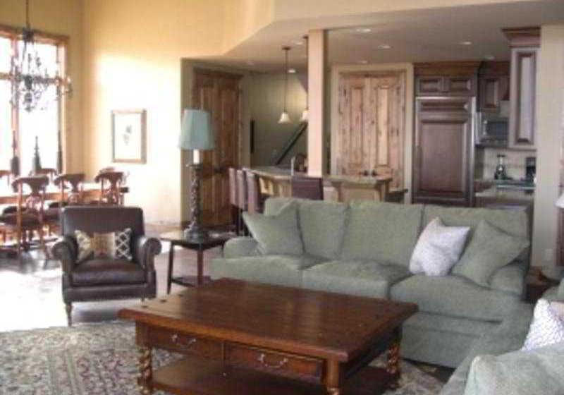 The Vintage On The Strand Hotel