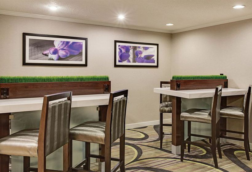 Hotel La Quinta Inn Cleveland Airport North  | Cleveland | Ohio | United States 19