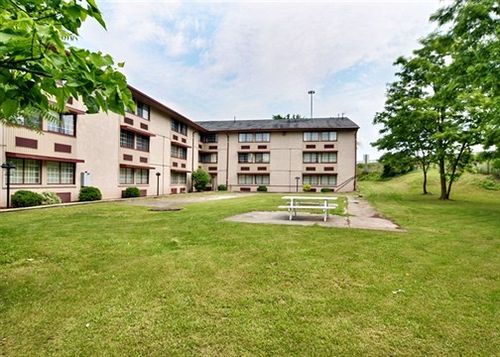 Hotel Countryside Inn & Suites 