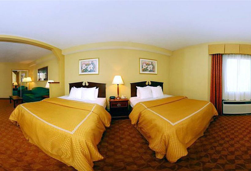 Hotel Comfort Suites Airport 
