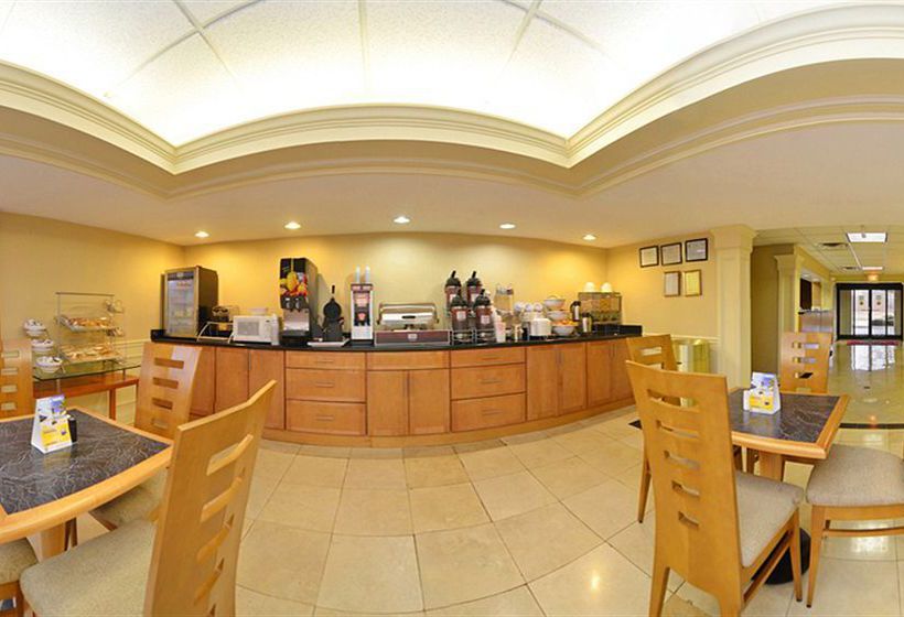 Hotel Comfort Suites At North Point Mall 