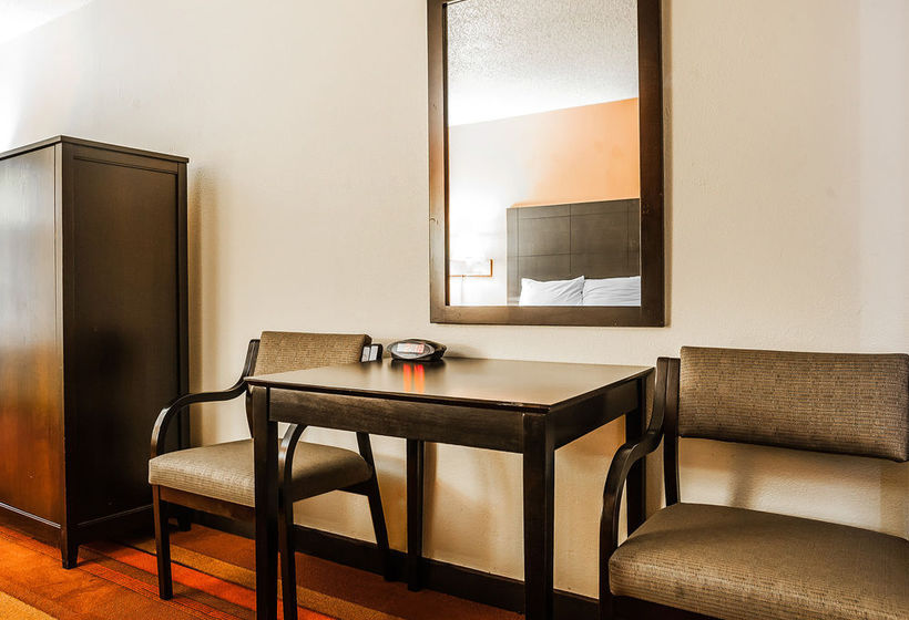 Hotel Econo Lodge Urbandale  | Urbandale | Iowa | United States 19