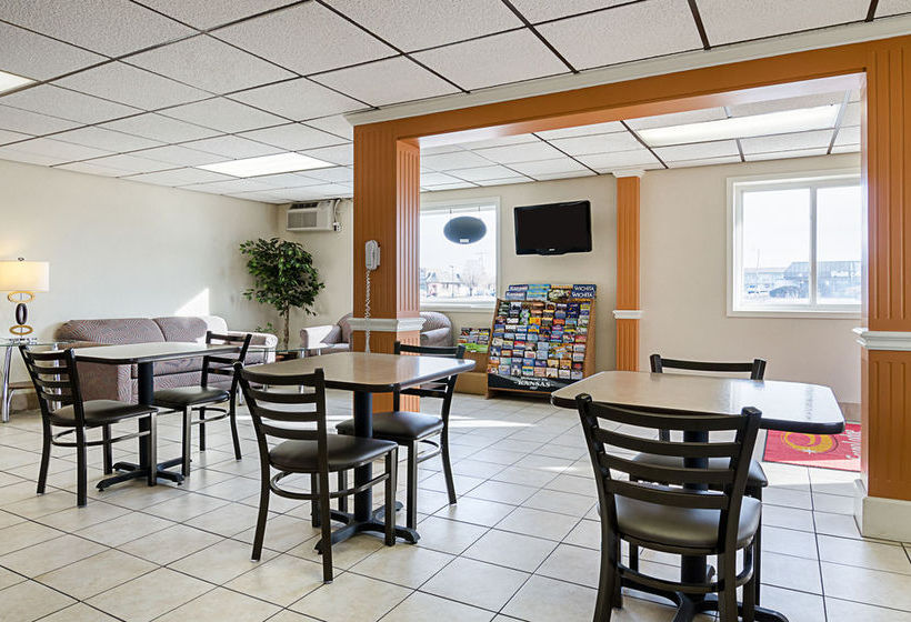 Hotel Econo Lodge Hays  | Hays | Kansas | United States 10