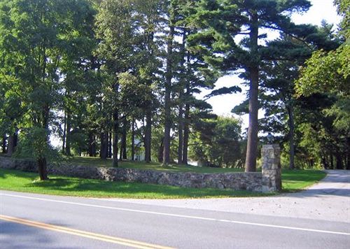 Hotel Four Chimneys Inn  | Bennington | Vermont | United States 4