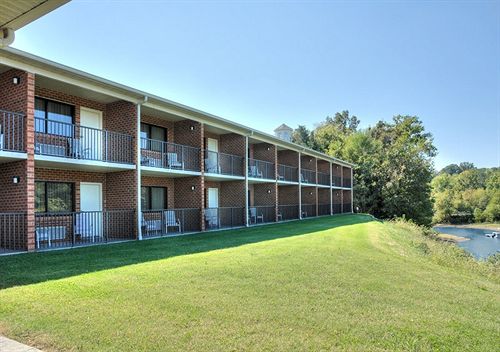 Magnuson Hotel on The Lake Clarksville   | Clarksville | Virginia | United States 1