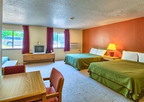 Super 8 Motel Whitehall 