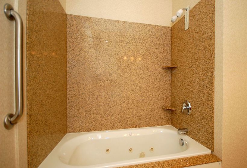 Quality Inn & Suites Evergreen Hotel  | Augusta | Maine | United States 5