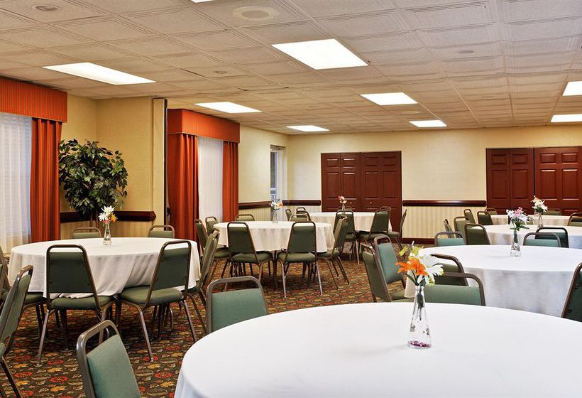 Hotel Country Inn & Suites BY Carlson Charlotte University Place  | Charlotte | North Carolina | United States 6