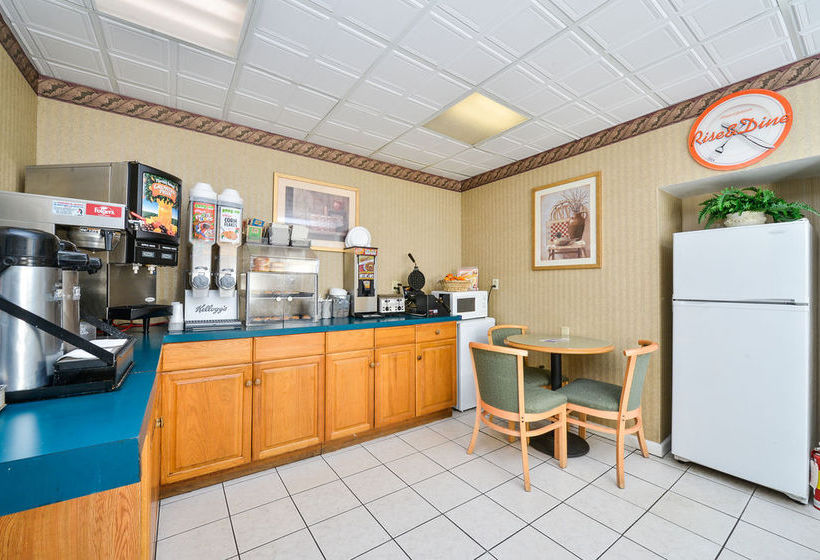 Hotel Howard Johnson Express Inn - Lenox  | Lenox | Massachusetts | United States 2