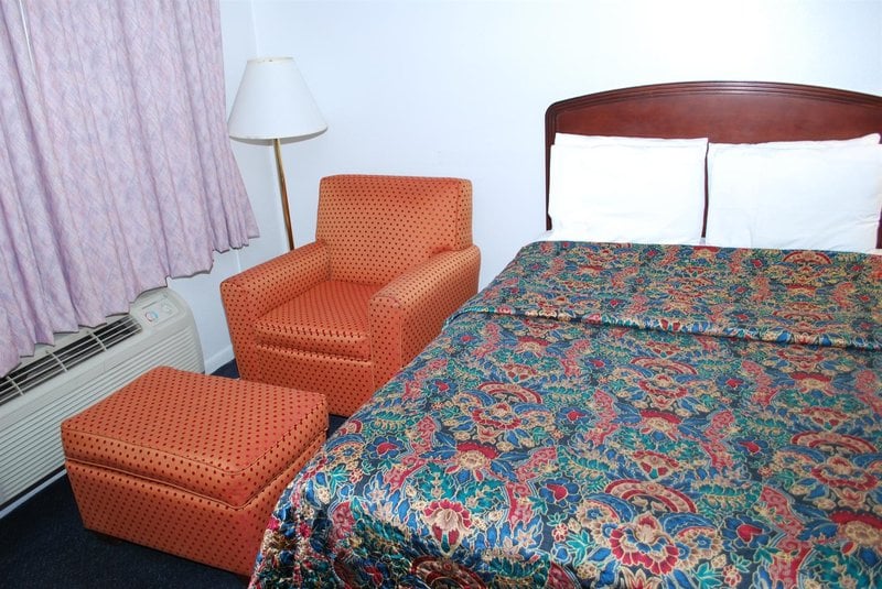 Hotel Majestic Inn & Suites 