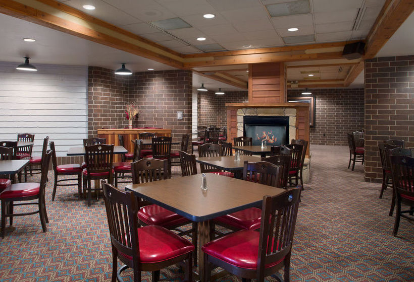 Ramada Hotel & Convention Center  | Waterloo | Iowa | United States 3