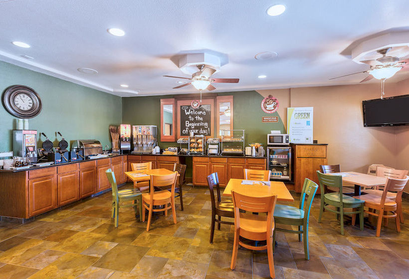 Super 8 Motel - Des Moines Airport 