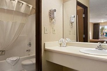 Hotel Howard Johnson Flagstaff I-40 Exit 198 E. Lucky Lane  | Flagstaff | Arizona | United States 4