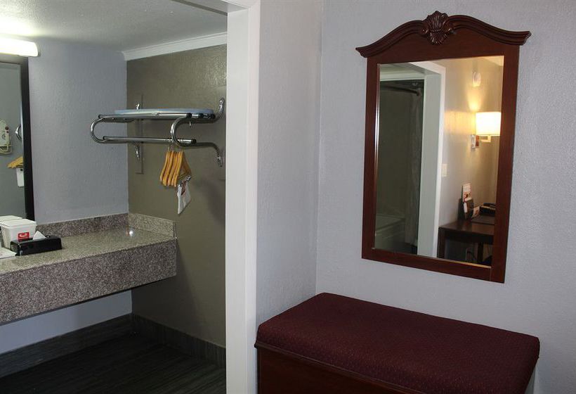 Hotel Econo Lodge Near the Domain The Arboretum  | Austin | Texas | United States 4