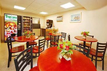 Hotel Suburban Extended Stay Logan Airport  | Winthrop | Massachusetts | United States 3