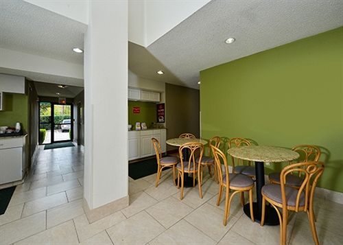 Hotel Econo Lodge Inn & Suites Richardson  | Richardson | Texas | United States 11