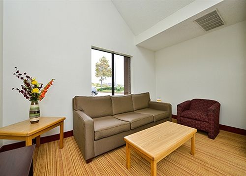 Hotel Econo Lodge Inn & Suites Richardson  | Richardson | Texas | United States 5