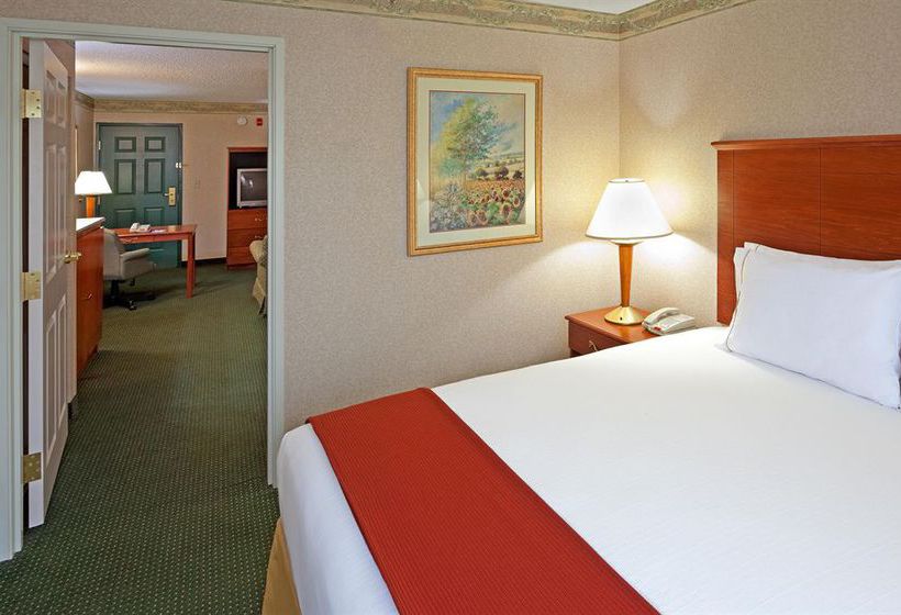 Hotel Holiday Inn Express Woodbridge  | Avenel | New Jersey | United States 13