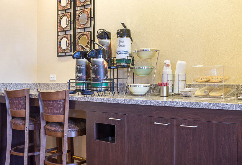 Hotel Econo Lodge Inn & Suites Minot  | Minot | North Dakota | United States 3