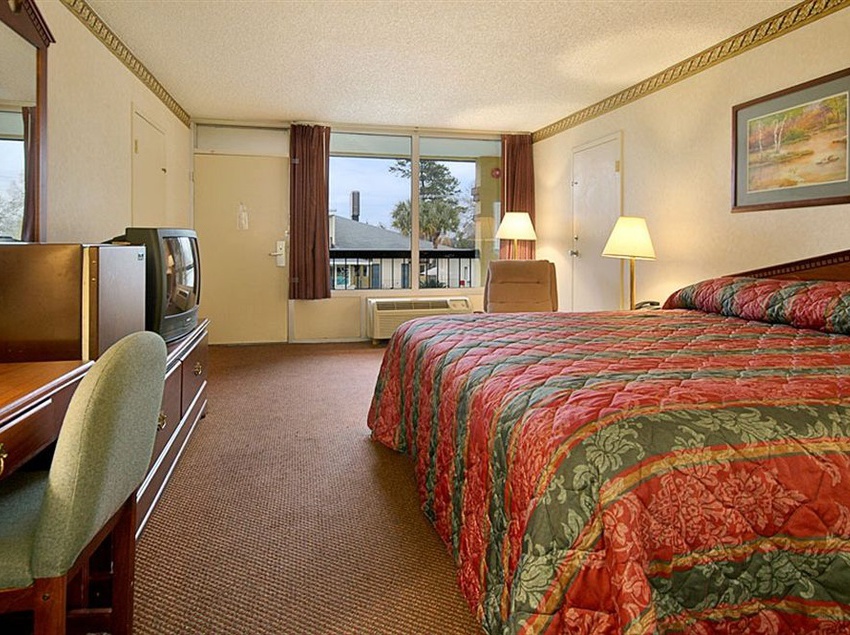 Hotel Carmel Inn & Suites 