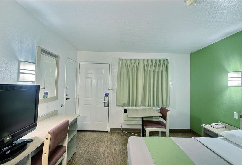Motel 6 Milwaukee West - Brookfield  | Brookfield | Wisconsin | United States 11