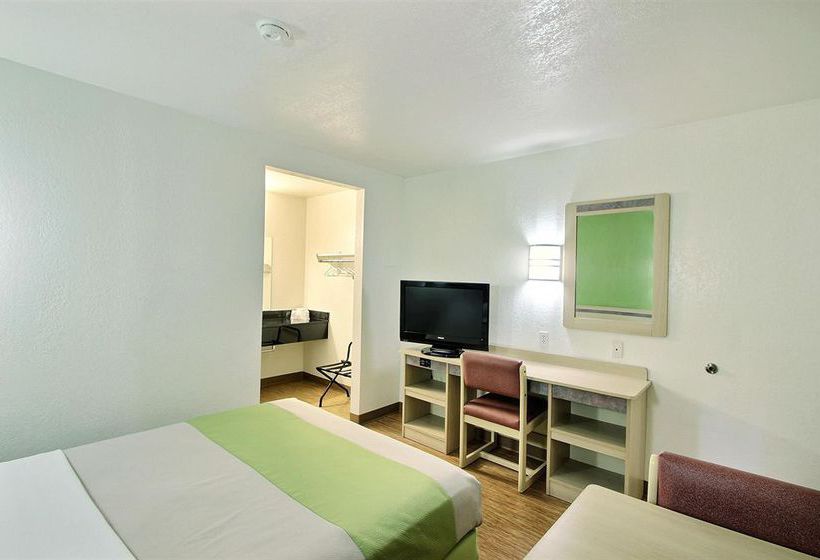 Motel 6 Milwaukee West - Brookfield  | Brookfield | Wisconsin | United States 9