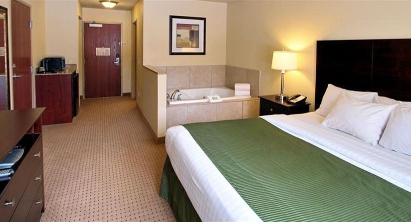 Hotel Cobblestone Inn & Suites 