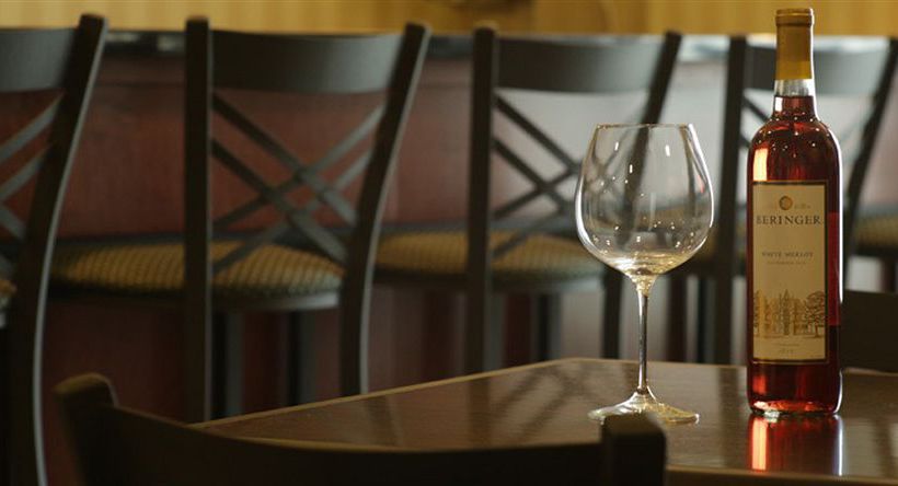 Hotel Cobblestone Inn & Suites 