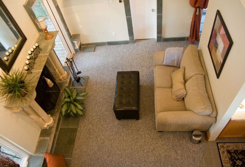 Bed and Breakfast Abigaile's Treehouse  | Bryan | Texas | United States 1