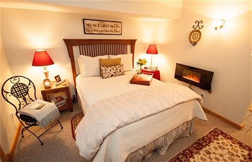 Bed and Breakfast Abigaile's Treehouse  | Bryan | Texas | United States 4