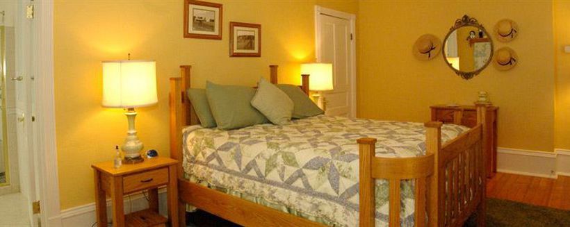 Plain & Fancy Bed & Breakfast 