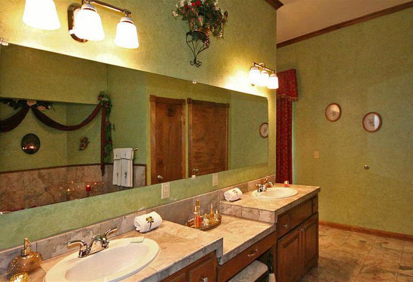 Whispering Pines Bed & Breakfast 