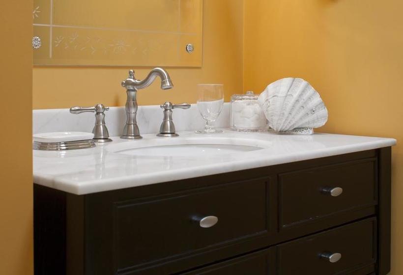 Bed and Breakfast Ivy Lodge  | Newport | Rhode Island | United States 10