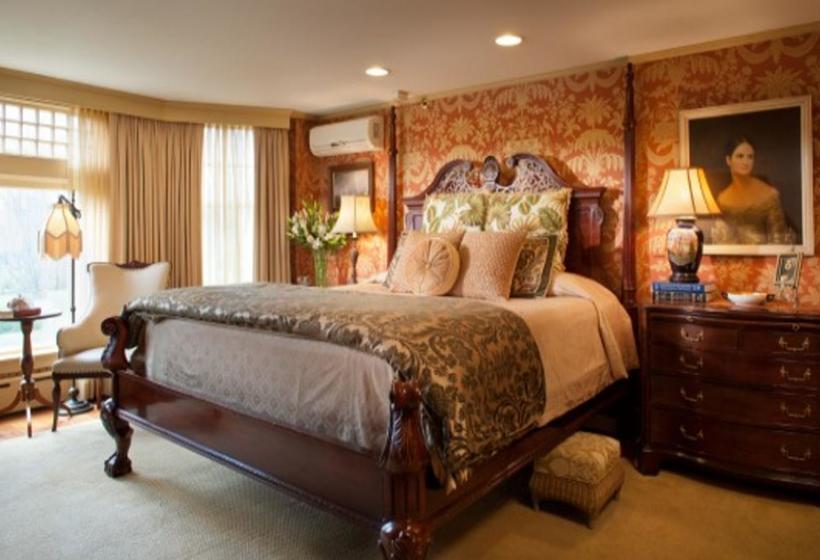 Bed and Breakfast Ivy Lodge  | Newport | Rhode Island | United States 2