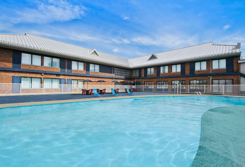 Hotel Travelodge by Wyndham Montreal Airport | Saint Laurent | Quebec | Canada 3