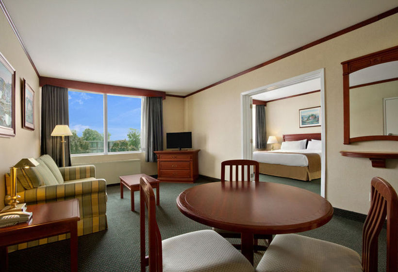 Hotel Travelodge by Wyndham Montreal Airport | Saint Laurent | Quebec | Canada 8