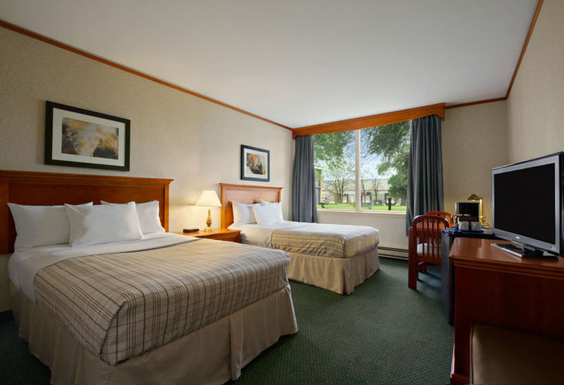 Hotel Travelodge by Wyndham Montreal Airport | Saint Laurent | Quebec | Canada 9